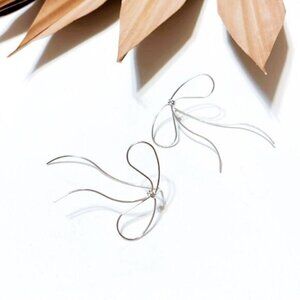 Silver bow threader earrings N360